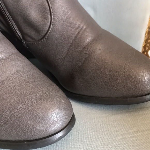 Journee Collection, gray faux leather, rounded toe, zip up heeled boots size 8 - Picture 12 of 12